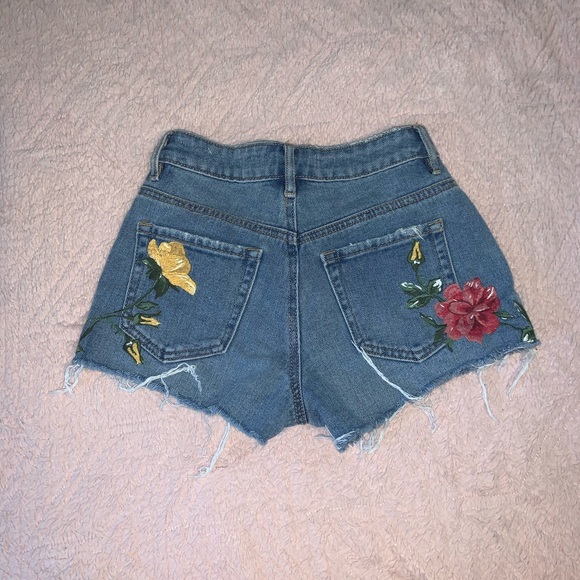pacsun high-rise shorts with embroidered flowers - Picture 2 of 4
